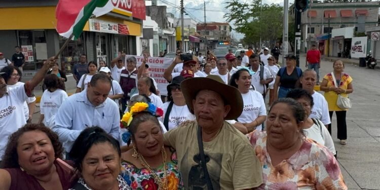 Marchan colonos de la colonia Colosio por títulos de propiedad y contra cobros excesivos