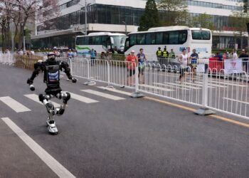 Robot gana medio maratón y corre más rápido que el récord humano