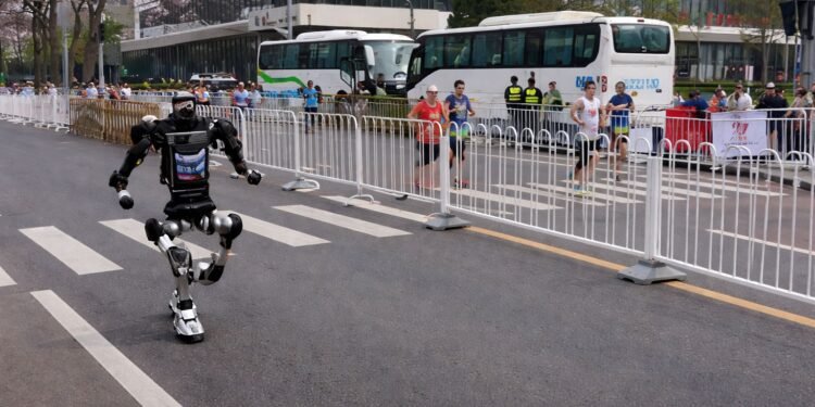 Robot gana medio maratón y corre más rápido que el récord humano