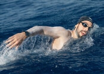 ¡Hazaña en el Caribe! David Olvera impone récord con 85 km de nado entre Cozumel y Cancún