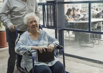 Rompe récord de longevidad en la UNAM al doctorarse a los 89 años