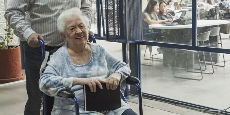 Rompe récord de longevidad en la UNAM al doctorarse a los 89 años