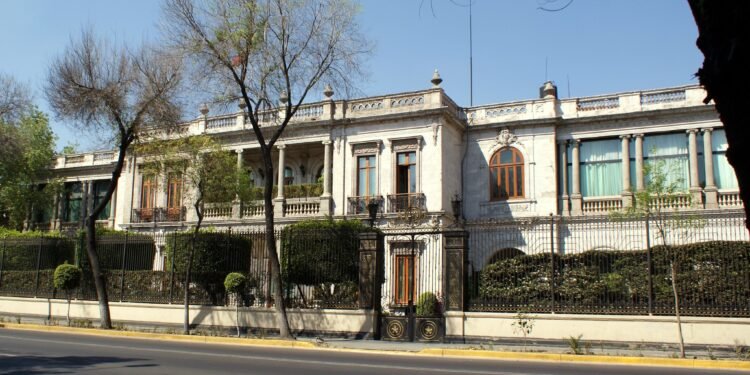 Productores toman accesos de Gobernación para exigir ampliar el acceso a su comitiva