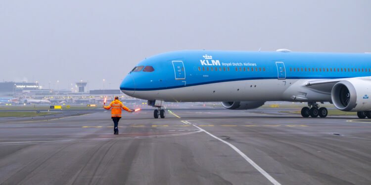 Sube el combustible y KLM ajusta vuelos en Europa previo a temporada alta