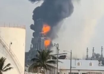Fuego en bodega de coque en refinería Olmeca agrava historial reciente de accidentes