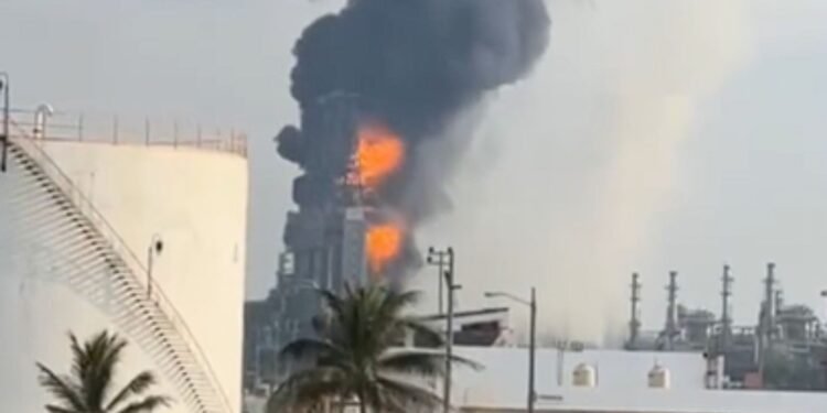 Fuego en bodega de coque en refinería Olmeca agrava historial reciente de accidentes