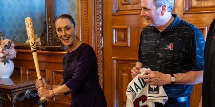 ¡Playball en México! Padres y Dbacks arrancan fiesta beisbolera con visita a Sheinbaum