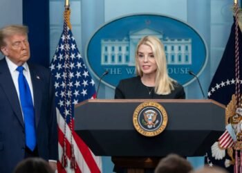 Trump confirma salida de Pam Bondi y relevo interino en Fiscalía de EU