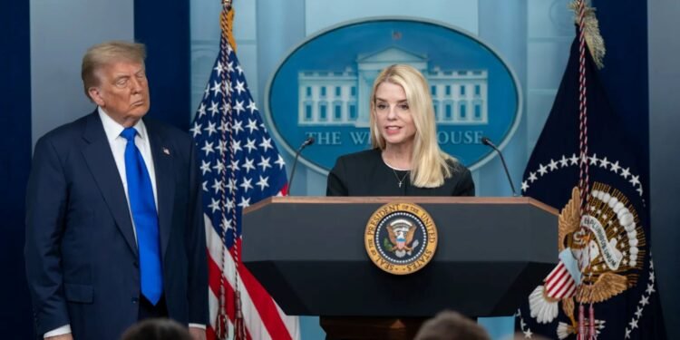 Trump confirma salida de Pam Bondi y relevo interino en Fiscalía de EU