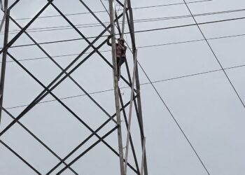 Sube a torre por justicia y pone en alerta a Apodaca; así la bajaron tras más de una hora