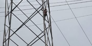 Sube a torre por justicia y pone en alerta a Apodaca; así la bajaron tras más de una hora