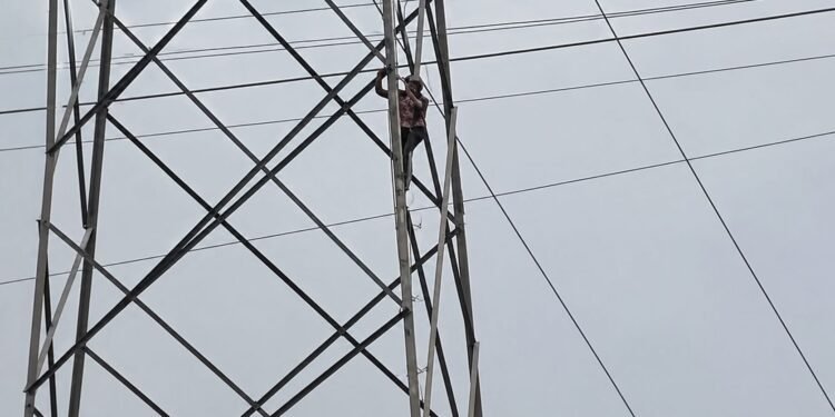 Sube a torre por justicia y pone en alerta a Apodaca; así la bajaron tras más de una hora