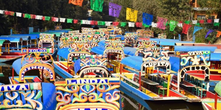 Xochimilco se suma al furor BTS; así serán las trajineras temáticas del grupo