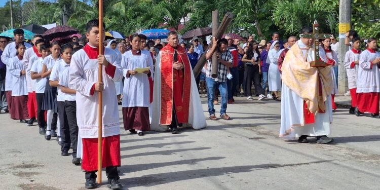 Inicia Viacrucis en zona maya con gran participación ciudadana