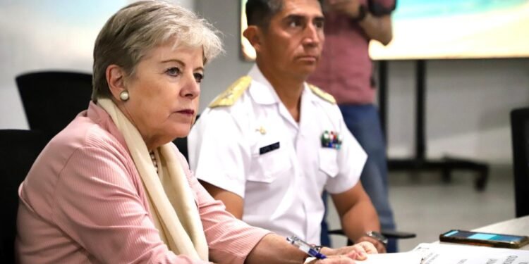 Llega nueva embarcación para combatir el sargazo