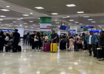 Magnicharters deja varados a decenas de pasajeros en Cancún; desata ola de quejas