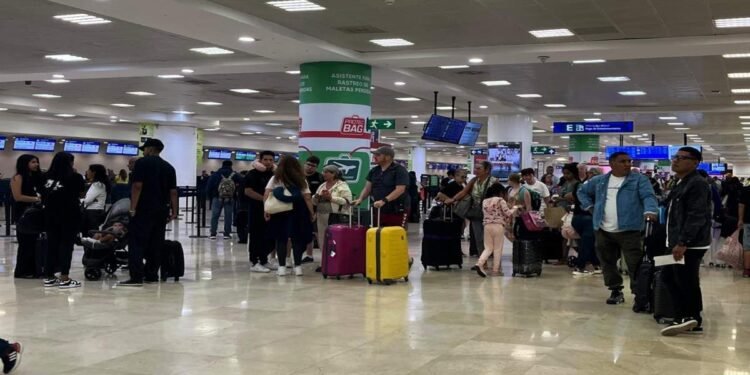 Magnicharters deja varados a decenas de pasajeros en Cancún; desata ola de quejas