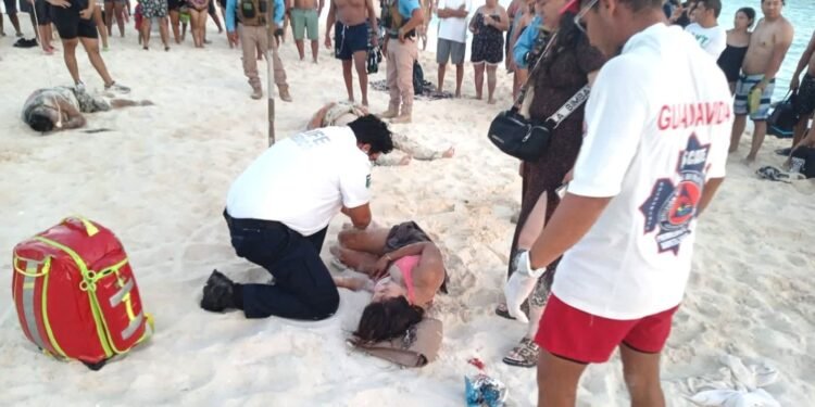 Joven arrollada por moto acuática podría quedar parapléjica