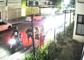 Cámaras captan asalto a extranjeras; las interceptan motociclistas en Supermanzana 27