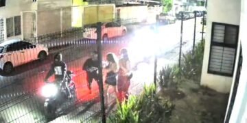 Cámaras captan asalto a extranjeras; las interceptan motociclistas en Supermanzana 27