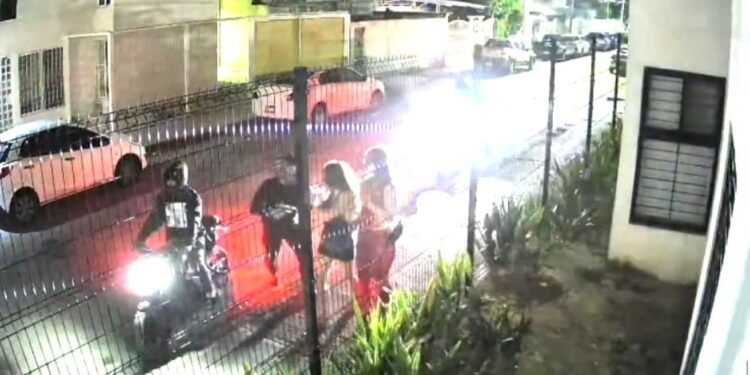 Cámaras captan asalto a extranjeras; las interceptan motociclistas en Supermanzana 27