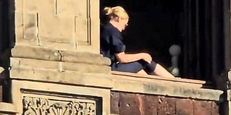 Tras ser captada tomando el sol en Palacio Nacional, funcionaria de Hacienda renuncia