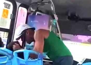 Captan brutal golpiza a mujer en colectivo de Cancún