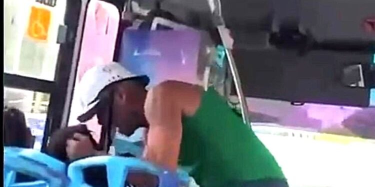 Captan brutal golpiza a mujer en colectivo de Cancún