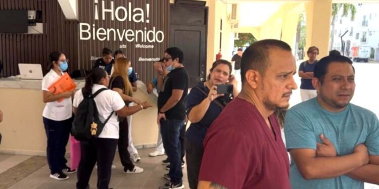 Despido masivo en Playa del Carmen, corren a más de 100 trabajadores de salud
