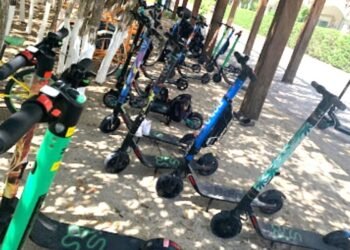 Scooters y bicis eléctricas desatan desorden vial