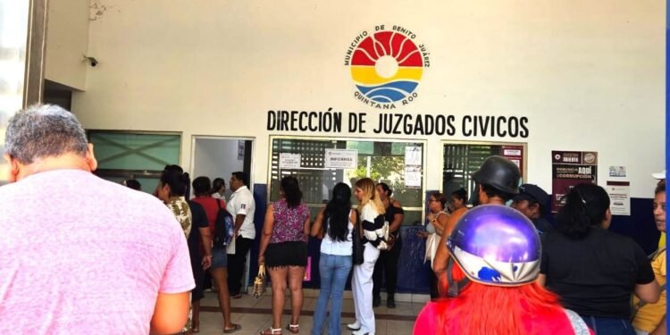 Padres de familia abarrotan “El Torito” para liberar detenidos por rodada de motos