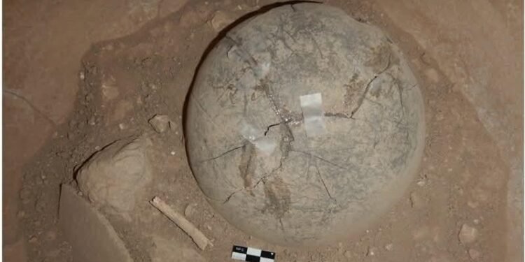 Urnas funerarias en Cansacbé revelan rituales mayas ligados al renacimiento y linaje