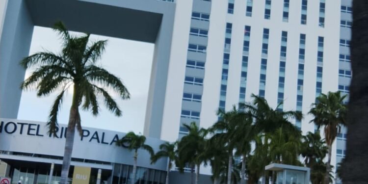 Venta de garage en hotel Riu Palace genera caos en zona hotelera