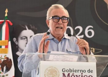 Rubén Rocha comparece ante la FGR en Culiacán y promete acudir a nuevos llamados