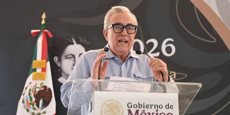 Rubén Rocha comparece ante la FGR en Culiacán y promete acudir a nuevos llamados