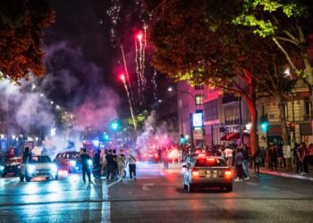 Celebración se sale de control: fanáticos del PSG chocan con policías en el parque de los Príncipes