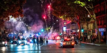 Celebración se sale de control: fanáticos del PSG chocan con policías en el parque de los Príncipes