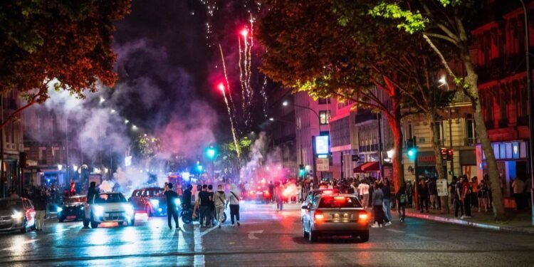 Celebración se sale de control: fanáticos del PSG chocan con policías en el parque de los Príncipes
