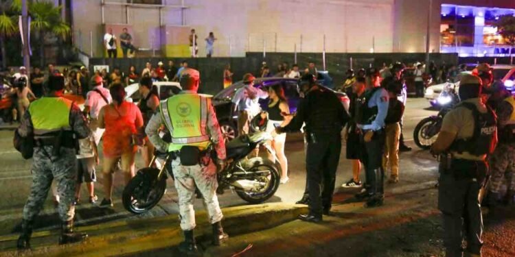 Caos biker en Acapulco: motociclistas chocan con fuerzas federales durante el festival Acamoto