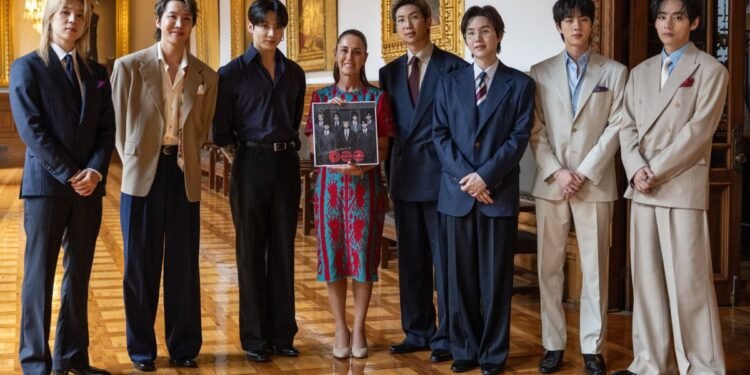 BTS desata la locura en el Zócalo tras su visita a Claudia Sheinbaum en Palacio Nacional