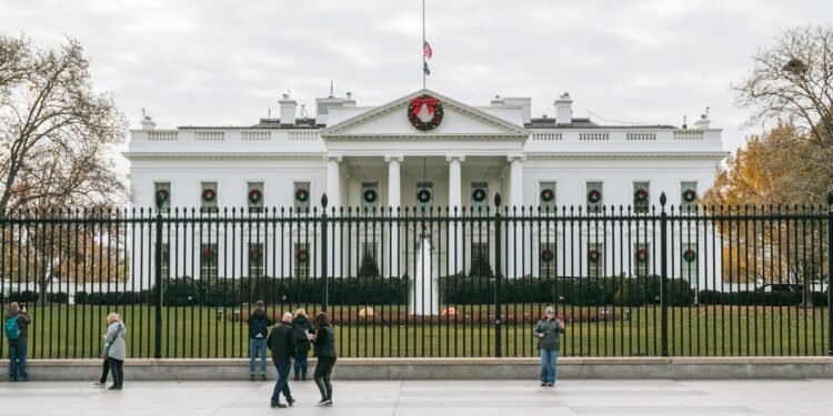 ¿Qué ocurrió en la Casa Blanca? Autoridades de Estados Unidos mantienen operativo por disparos