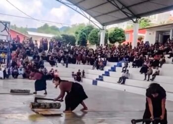Polémica en Chiapas: celebran Día de las Madres con concurso de cortar leña y premio de un gallo