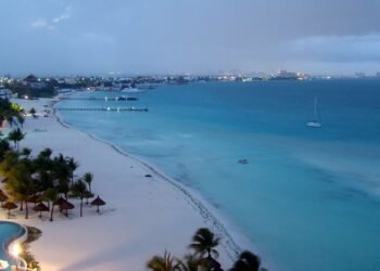El Caribe mexicano saca bandera roja en plena temporada: de 12 playas solo a tres hay acceso