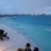 El Caribe mexicano saca bandera roja en plena temporada: de 12 playas solo a tres hay acceso