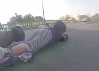 ¿Imprudencia o agresión? Mujer cae de vehículo eléctrico en puente vehicular de CDMX