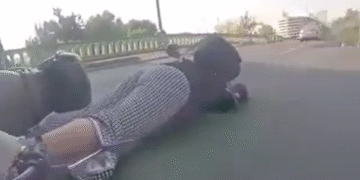 ¿Imprudencia o agresión? Mujer cae de vehículo eléctrico en puente vehicular de CDMX