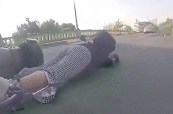 ¿Imprudencia o agresión? Mujer cae de vehículo eléctrico en puente vehicular de CDMX