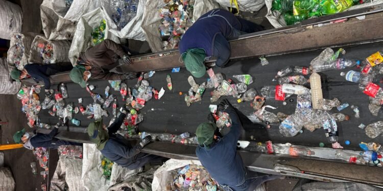 ¿Qué pasa con una botella después de usarla? Así crece la apuesta de Coca-Cola FEMSA por el reciclaje