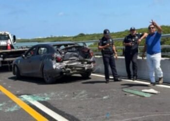 ¿Qué pasó en el Puente Nichupé? Dos carros   tienen fuerte choque provoca cierre parcial