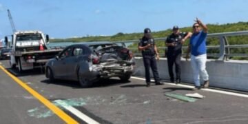 ¿Qué pasó en el Puente Nichupé? Dos carros   tienen fuerte choque provoca cierre parcial